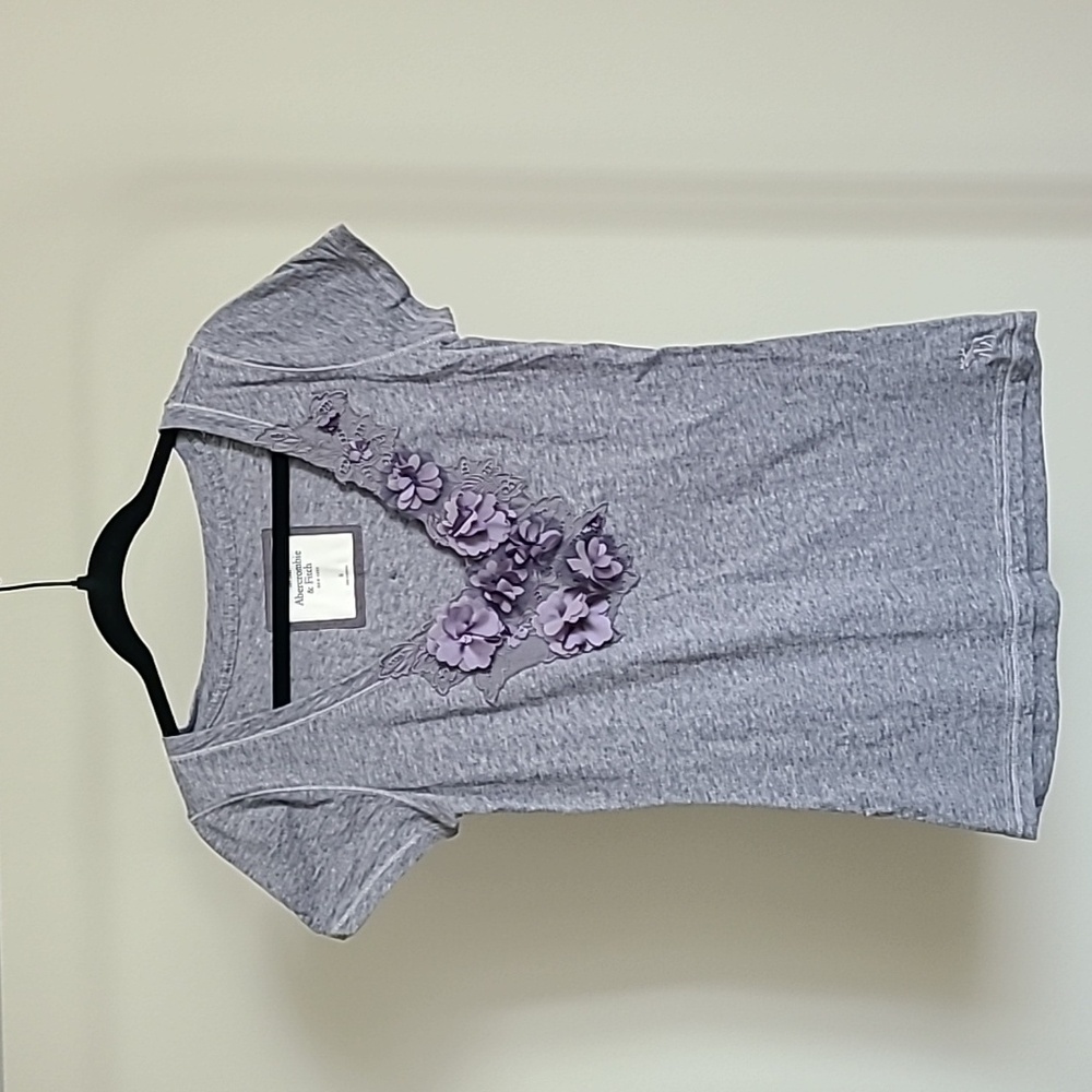 Abercrombie and Fitch v-neck t-shirt sz  M grey